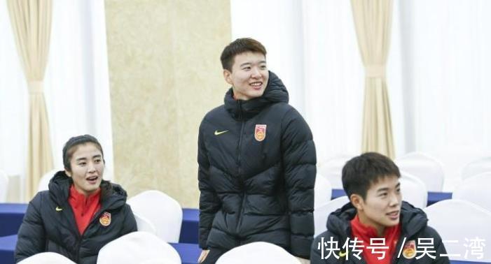 女足|中国女足新消息:王霜和水庆霞给球迷签名!美女门将赵丽娜拍写真