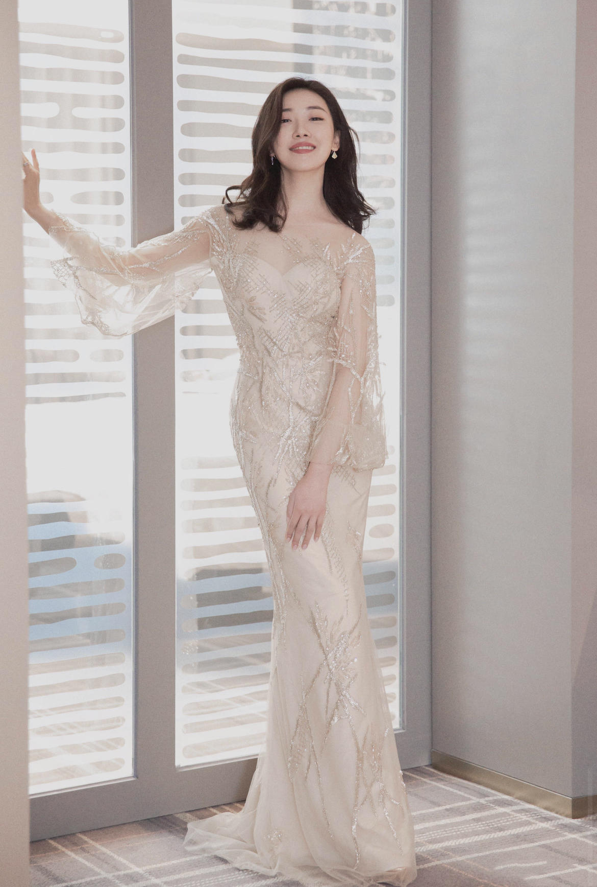 菅纫姿不愧是气质丽人,黑色露肩上衣配阔腿裤潇洒随性,舒适洋气