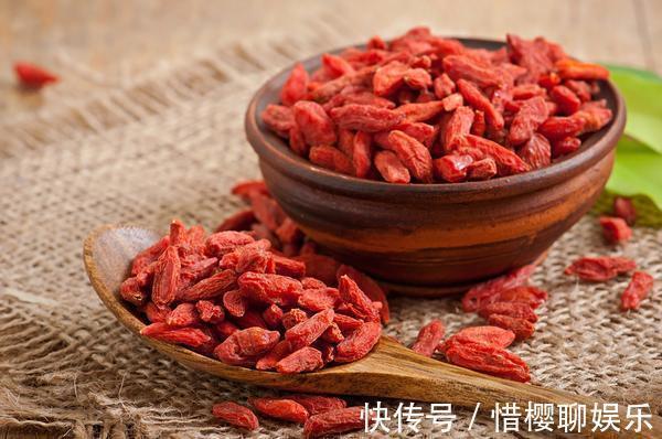 枸杞+|枸杞泡水搭5样,润肺护肝,养生效果可翻倍!秋冬喝正合适