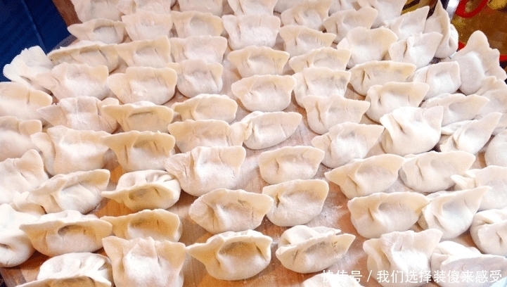 韭菜饺子好吃有窍门,教你正确做法,韭菜翠绿不出水,味道真鲜美