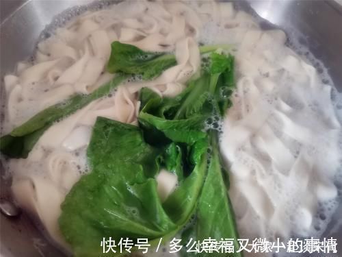 把面条煮一煮,浇点热油,做法真简单,味道喷喷香,越吃越想吃