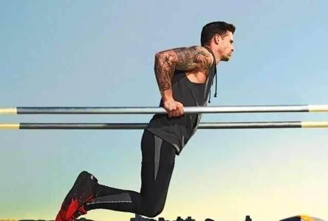 最低处|同一个动作,不同的握法,用它练胸大肌和三头肌最合适不过了