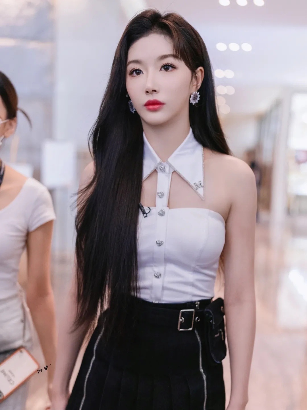 尖领+抹胸|孔雪儿这衬衫够别致,只是“尖领+抹胸”就要上千块,怪美的