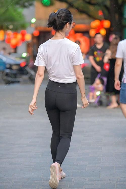 遮阳帽|白色上衣搭配黑色瑜伽裤,简单款穿出时尚感,也穿出少妇的性感范