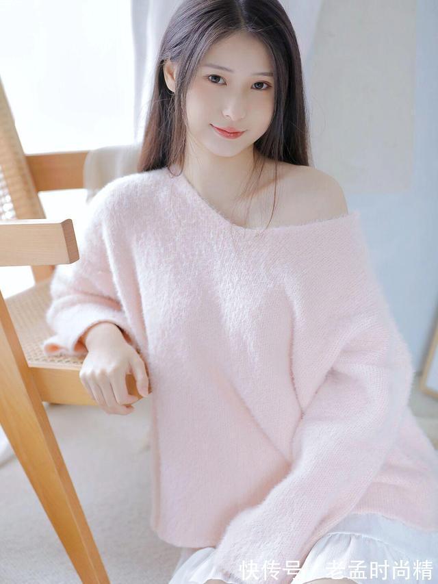 粉色 粉色系穿搭不受年龄限制,美女粉色毛衣搭配短裙,萌萌的氛围感