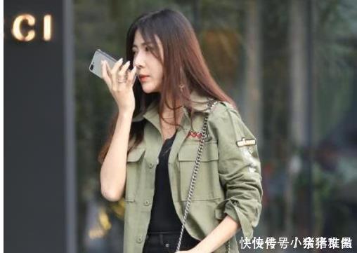 长裙|街拍美女搭配一袭粉色长裙,显色十分典雅,衬托出大长腿很迷人