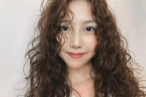 湿发 烫了羊毛卷不会打理?简单的湿发造型一学就会,发型时髦又洋气