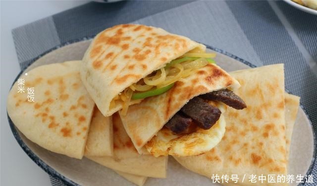 发面饼还可以这样做,大空心,加上自己爱吃的菜,人人喜欢