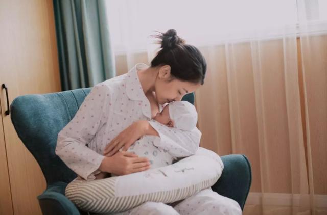 宝妈|5年前因吃奶太用力,婴儿被母亲用剪刀“划伤”脸,如今咋样了