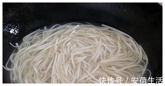一个勺子|煮面条，最忌水开下锅，牢记这一点，保证面条爽滑又劲道