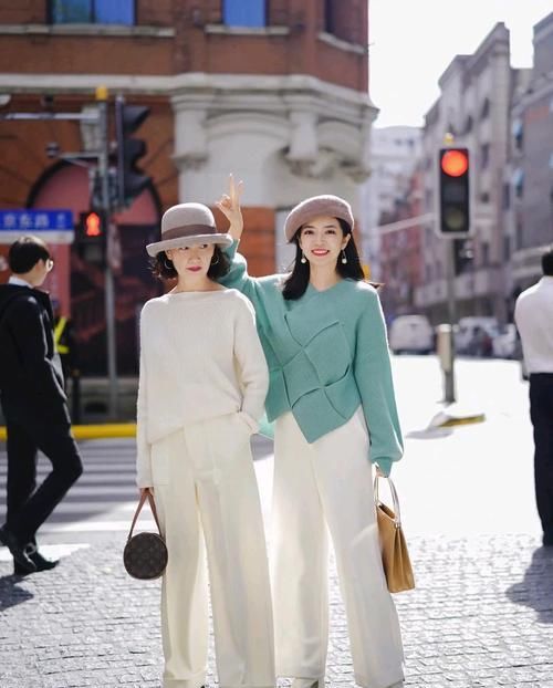这对“神仙母女”初春穿搭太美，50岁妈妈照着穿，气质优雅更时髦
