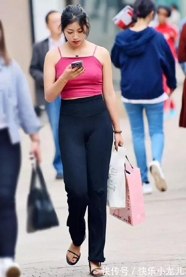 蕾丝半裙 橘色蕾丝半裙,半裙微微开叉的设计,看上去显得更加有时尚气质