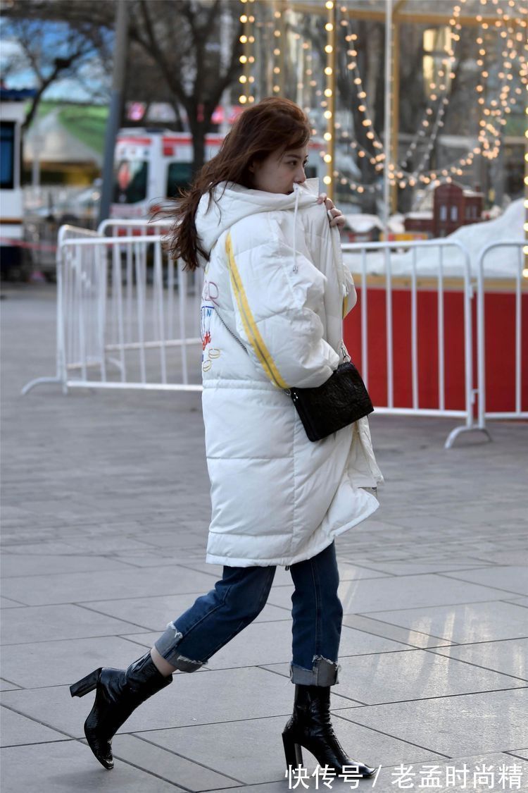 毛皮草 街拍:小姐姐一件浅粉色的羽绒服,搭配着运动鞋,更显年轻个性!