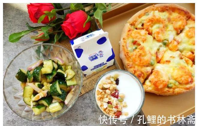 披萨饼|一家四口的早餐，吃披萨最过瘾，有肉有菜还有饼，老公孩子抢着吃