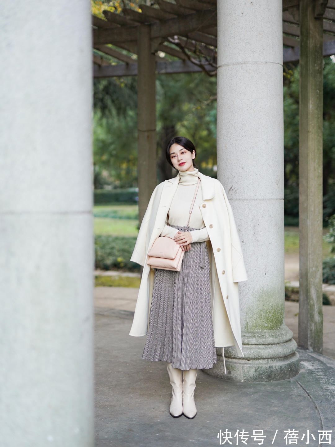 小蛮腰|见过大场面的女人,冬季都会穿“白色大衣”,知性优雅又高级
