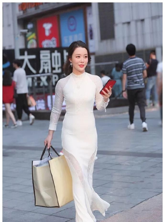 小姐姐 女神脚上搭配上一双黑色的尖头高跟鞋，让她看上去更加的有女人味