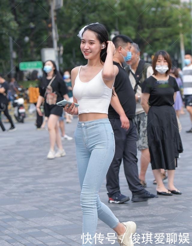搭配|红白条纹上衣搭配蓝色短裤，清新森女风，上身效果特别好