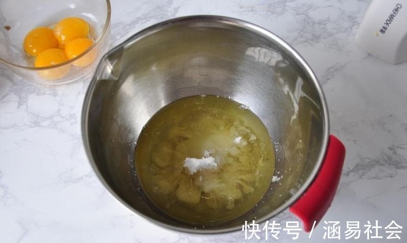 蜂蜜蛋糕|四个鸡蛋一碗面粉,做出妈妈爱吃的蜂蜜蛋糕,的确是小时候的味道