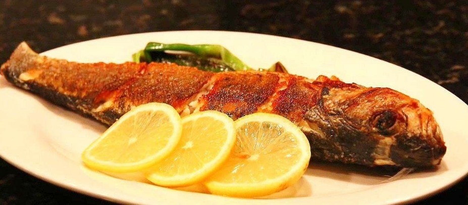 特别好用的煎鱼小技巧，烧热油之后加点料，鱼不粘锅，好看又好吃