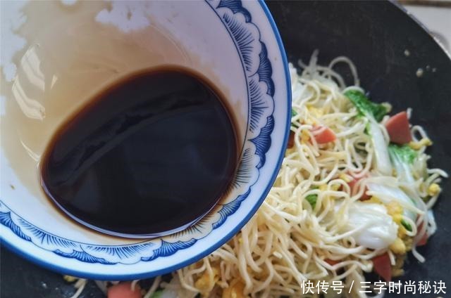 一碗炒面引发的讨论,以前这样吃很丰盛了,有肉有菜还扛饿