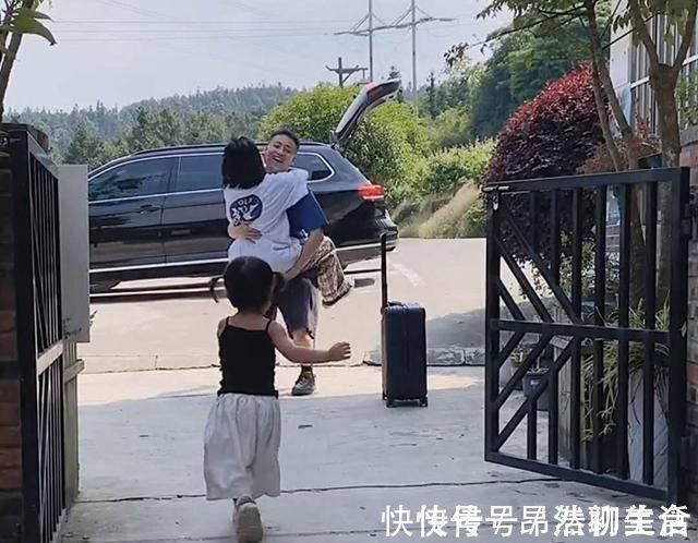 亲子关系|妈妈带女儿迎接爸爸回家，夫妻相见，卿卿我我，女儿打翻了醋坛子