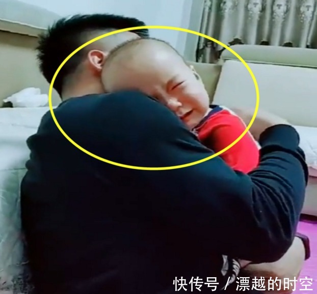 戏精|爸爸向宝宝告状腿被妈妈打疼了,结果爷俩抱头痛哭,网友俩戏精