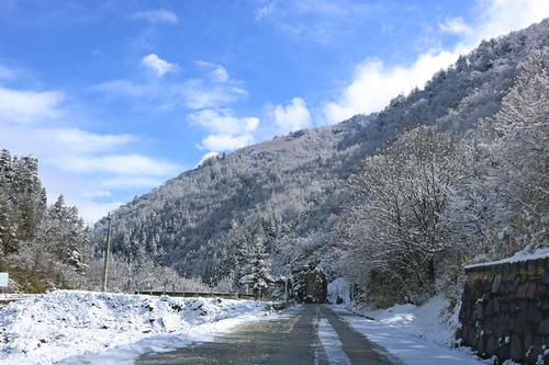 单人单车独闯夹金山 谁说两驱车不能挑战冰雪路