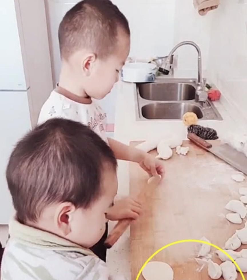 包饺子|兄弟俩包饺子配合默契,妈妈看清弟弟手上的动作时,忍不住笑出声