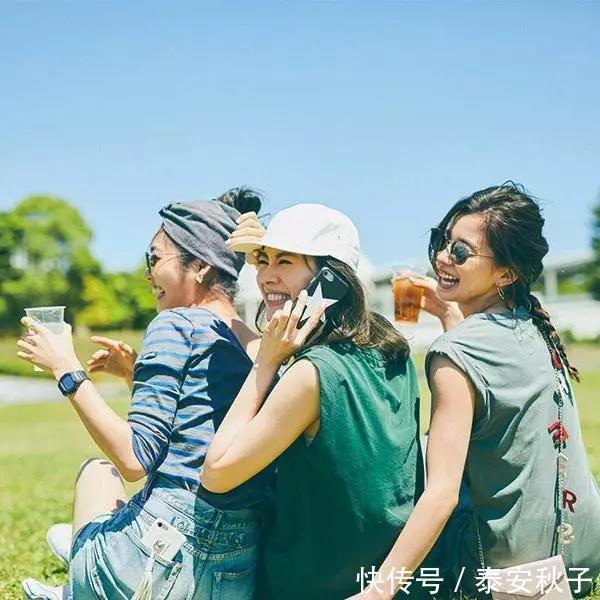 女人|爱笑的女人最好命！瞧美女博主的“治愈系穿搭”：优雅又迷人！