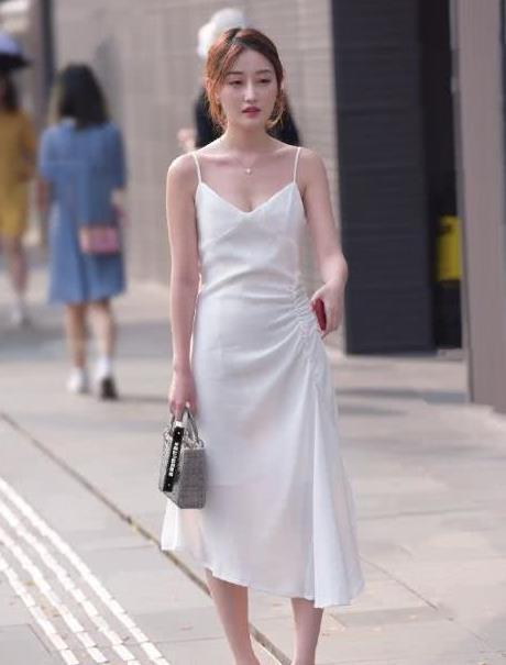 背心 天选的女神,穿这么贴身的背心太迷人了