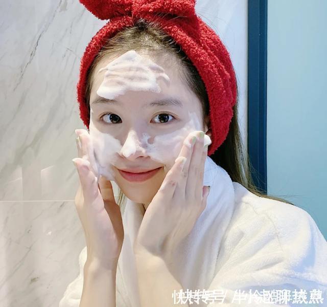 洁面 皮肤粗糙暗沉注意睡前的四个护肤小技巧，皮肤越变越好