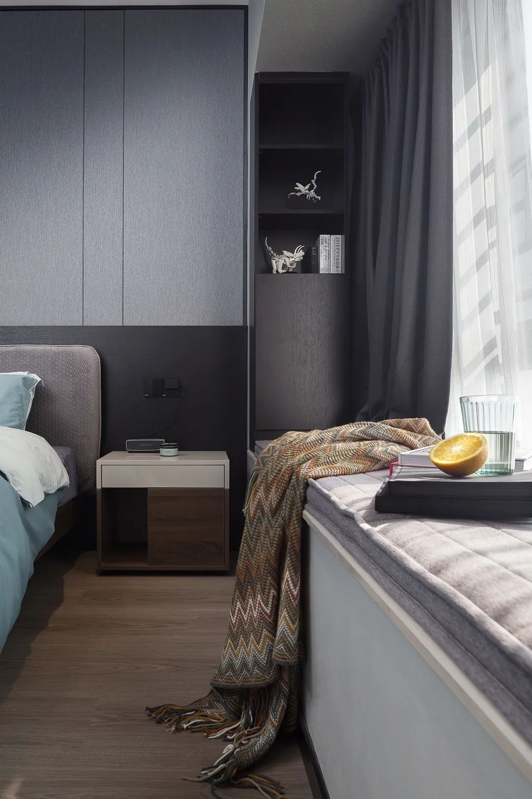 布置|125㎡现代黑白灰+木质感,简雅舒适无主灯,品质生活好自然