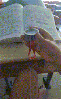 |搞笑GIF:看不懂妹子这样做的意义,凉快?