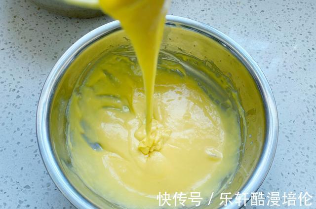 想吃杯子蛋糕不用买,在家轻松做出水光肌小蛋糕,不皱不裂又饱满