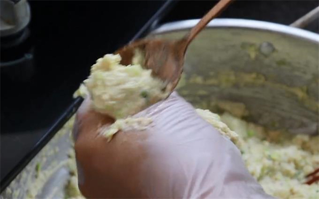 炸丸子有人放淀粉，有人放面粉，都不对，教你正确做法，太香了