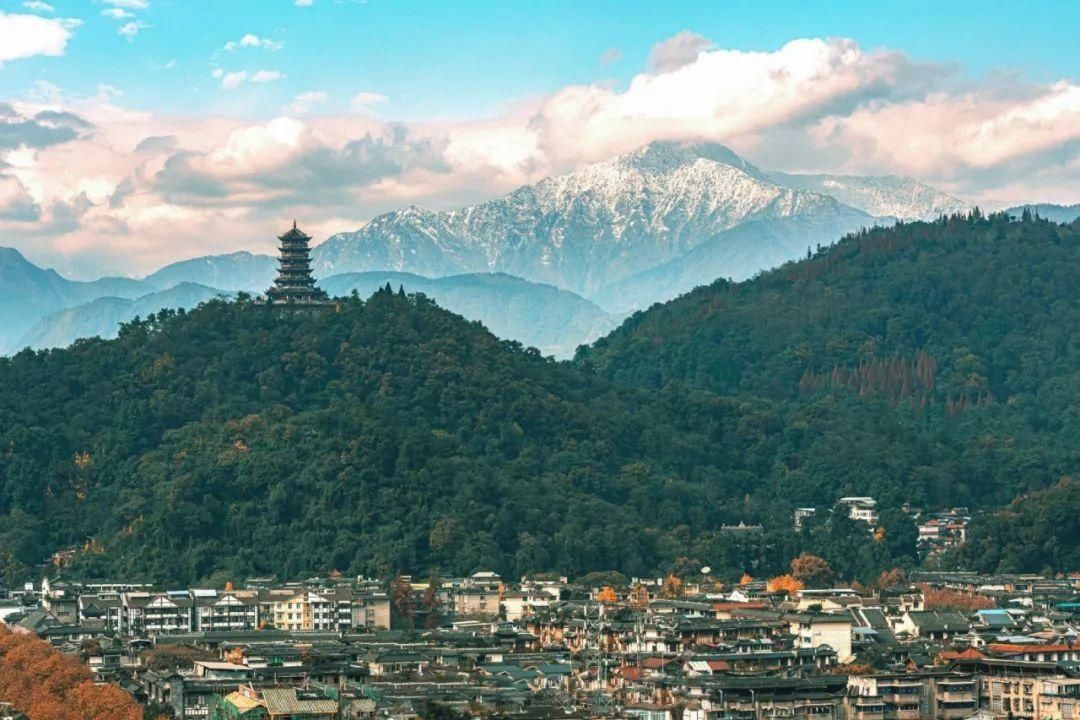 都江堰，住在雪山脚下的美好