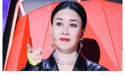 那英|《中国好声音》那英评价歌手，唱的比周深结实厚重，那点像