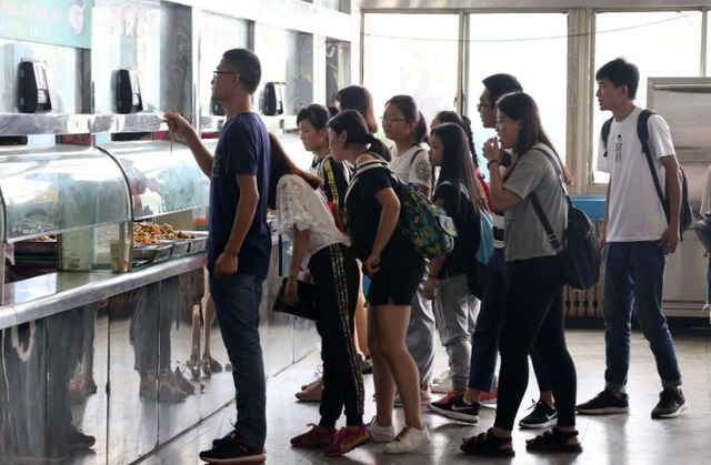 盘点大学食堂的“黑暗料理”,橙子蒸蛋都是小意思,这个才最过分