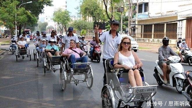 邂逅美丽的越南女子, 她们愿意带着游客环游越南