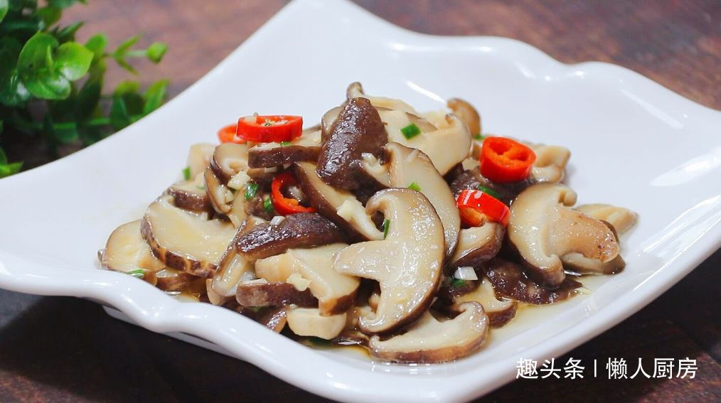 香菇别光炒着吃,教你做凉拌香菇,爽口不油腻
