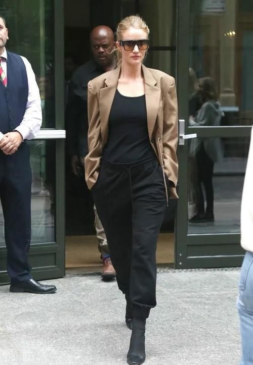 靴子+运动裤=2021最潮穿法,不管年龄多大,配这3种外套穿