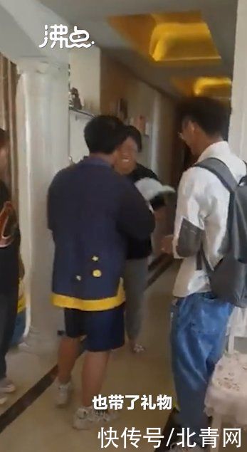 学生到老师家做客给老师孩子送试卷：会寄到高三毕业