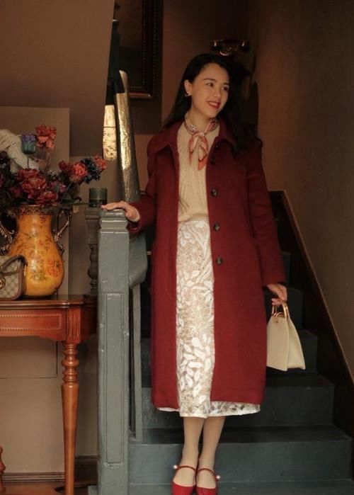 新年火了一种穿搭,叫“红大衣+裙子”,洋气显白,2021穿它准美