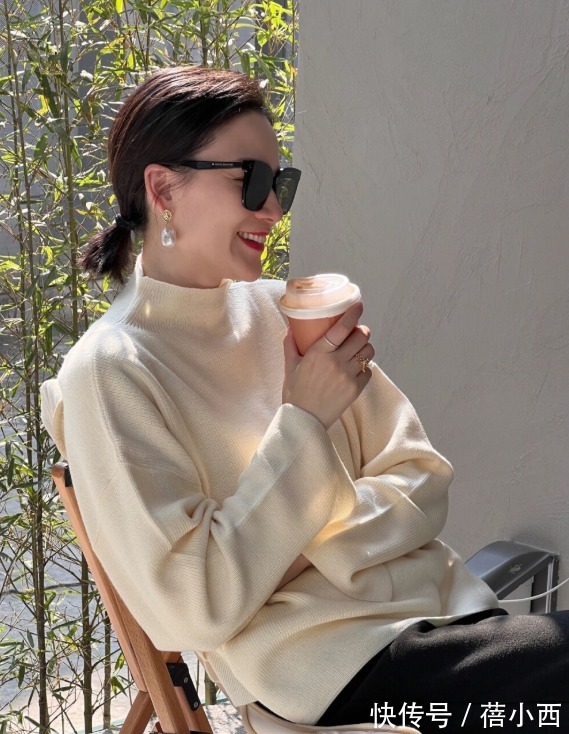 浅色系 新年穿搭怎么能没有高领衫?建议你这样穿,走亲访友别人都夸你美