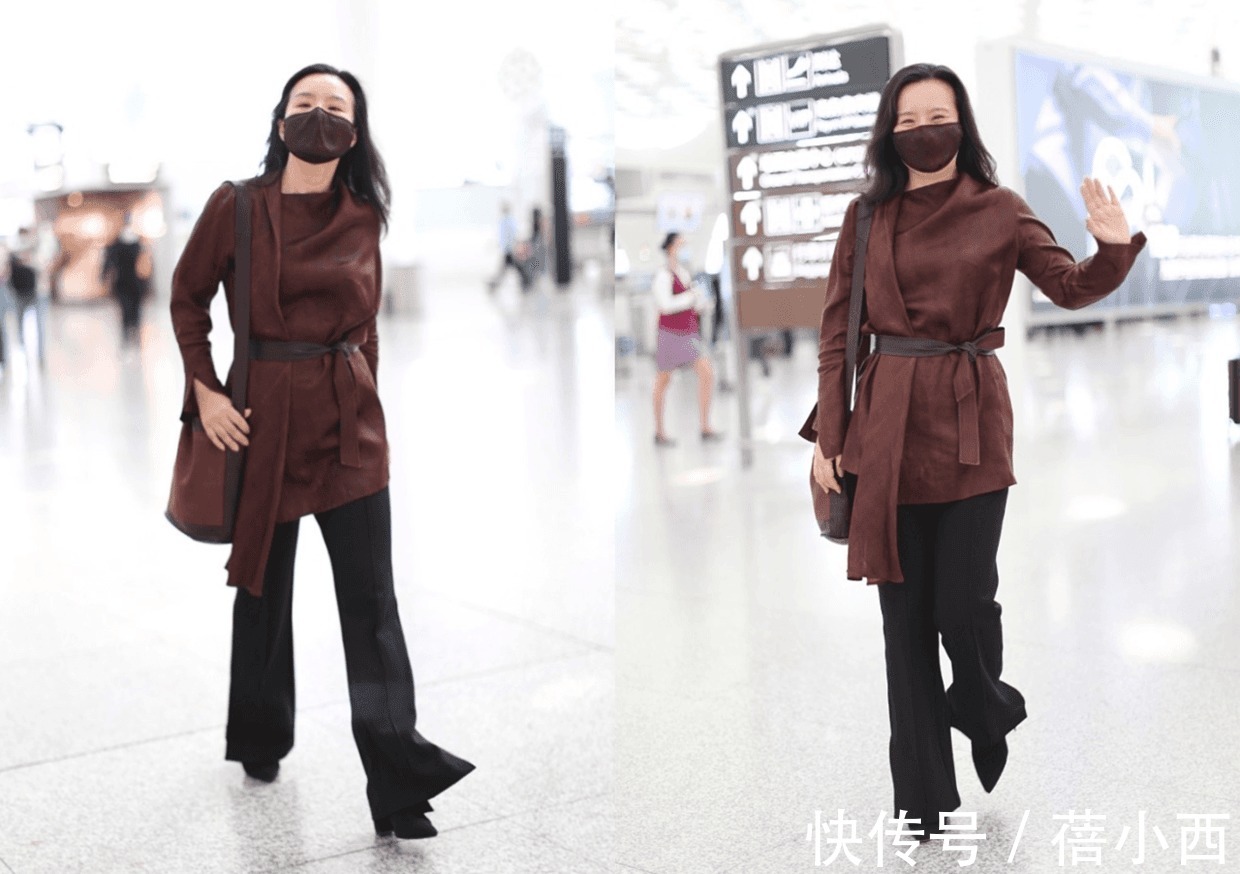 穿搭 龚琳娜精神状态挺年轻,穿民族风印花外套配紧身裤,素颜状态很美