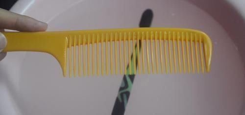 在梳子上涂抹牙膏，作用真厉害，我也是刚知道，快回家试一试
