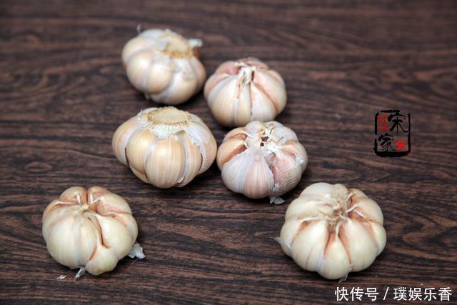 蒜蓉粉丝|大蒜买了没几天就发芽干瘪？学会这3种保存方法，放半年也新鲜