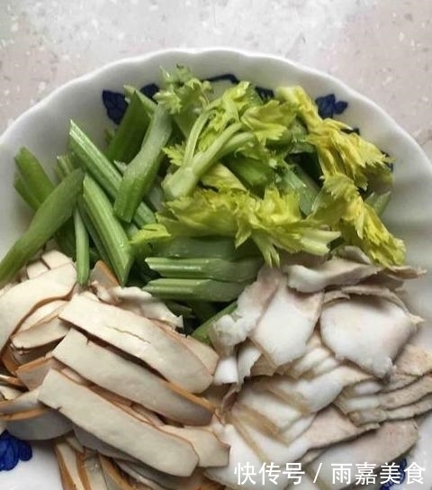 芹菜|豆干不直接炒着吃,加一把芹菜,比吃肉还香,上桌后汤汁都不剩