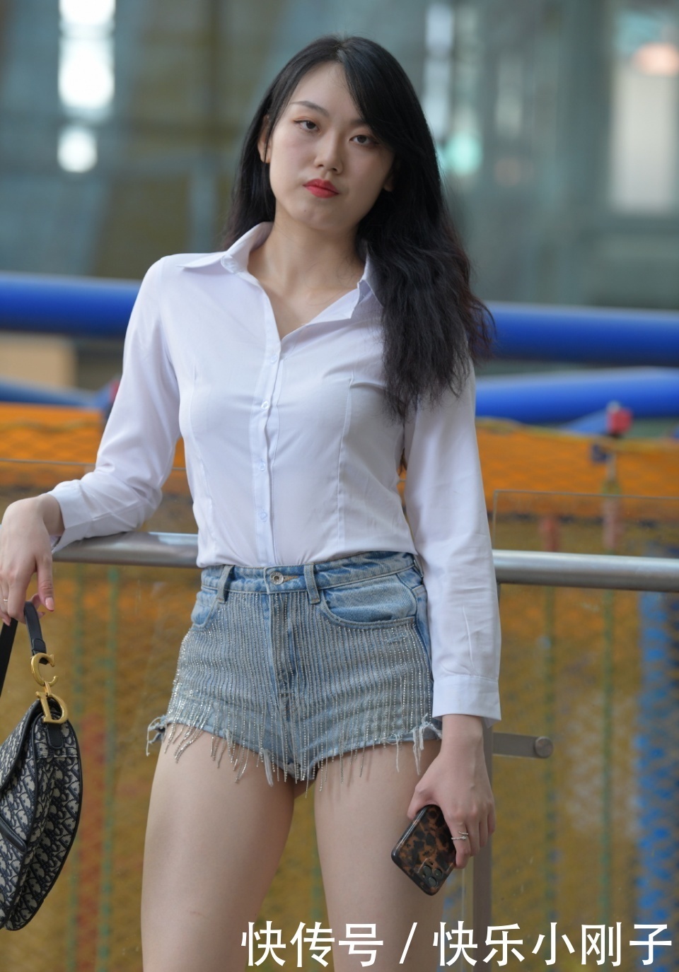 牛仔短裤|微胖女生的夏日穿搭,修身衬衫搭配“流苏”短裤,时髦又好看!