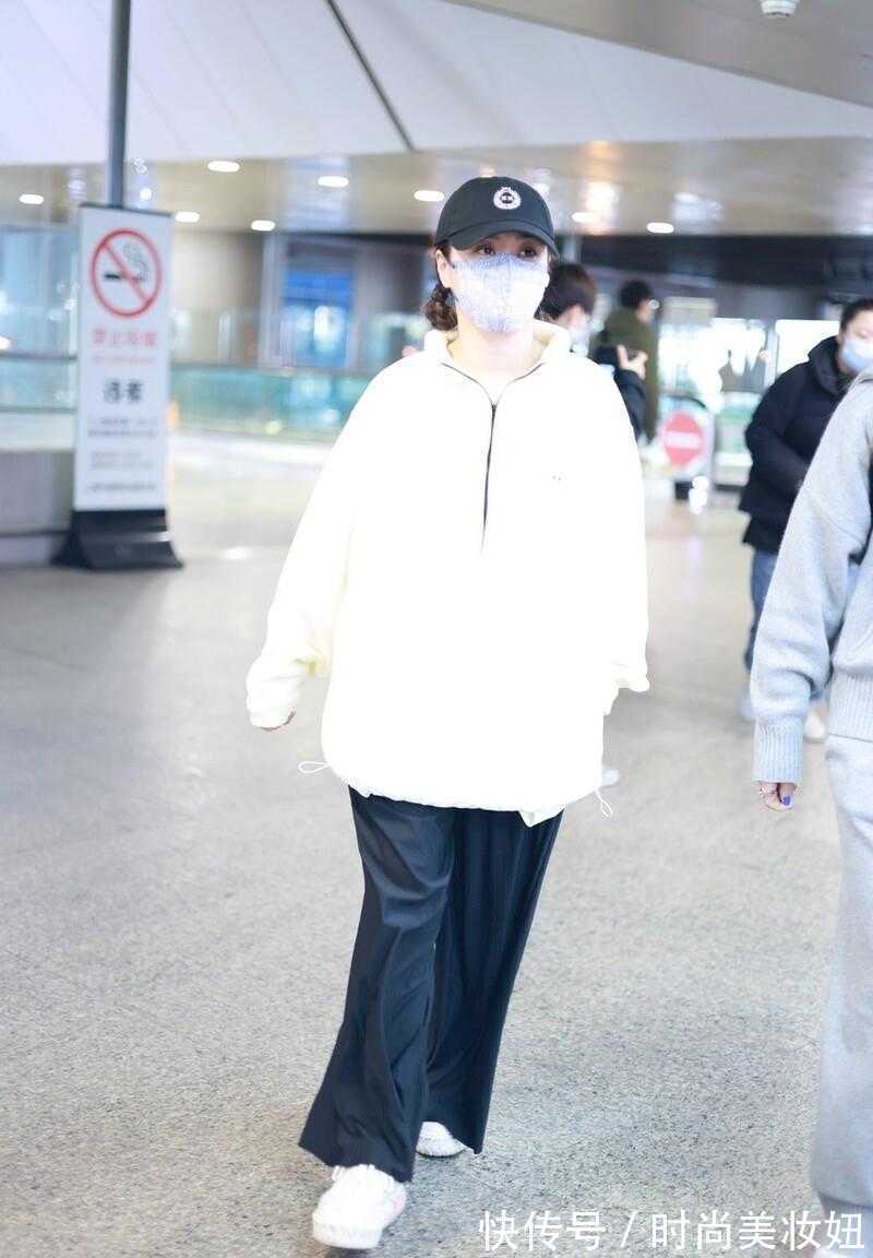 搭配 阿娇发福后真不顾形象,穿大码T恤配阔腿裤显胖显矮,目测有130斤